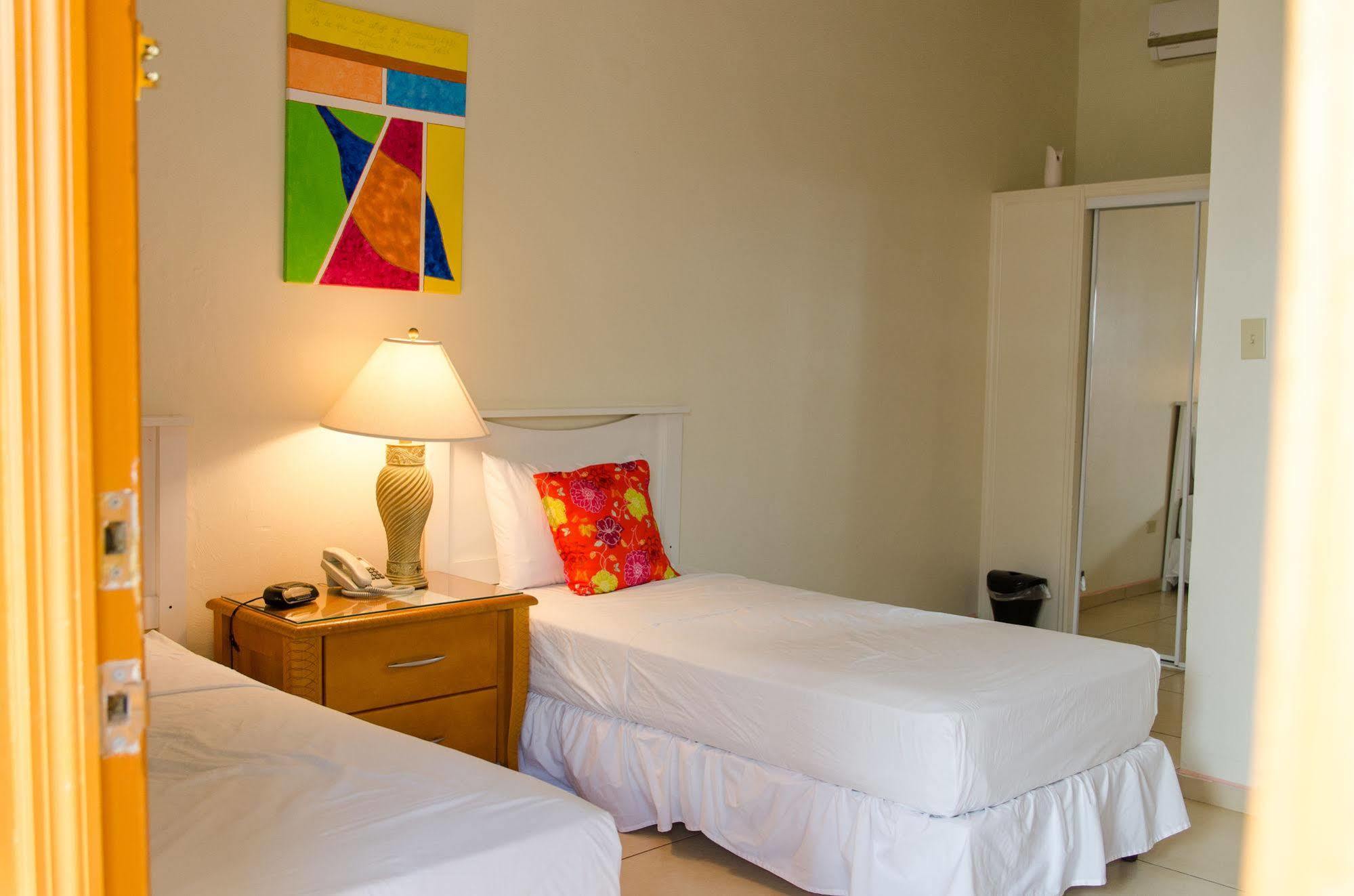 Alicia'S Inn Philipsburg  Bagian luar foto